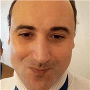 Dottorando in storia impartisce lezioni a studenti di scuola secondaria e università